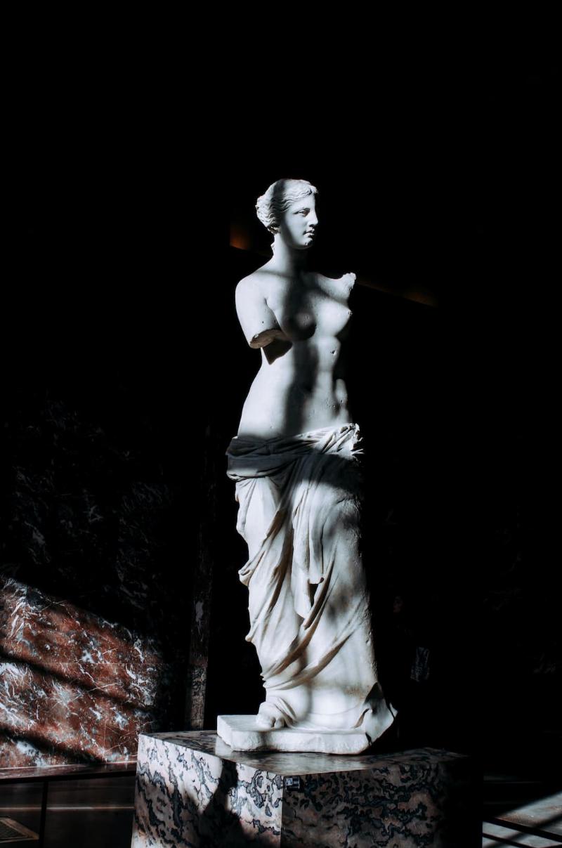 La Vénus de Milo, une statue sans bras au Louvre, mystérieuse et majestueuse, symbole de la beauté antique.